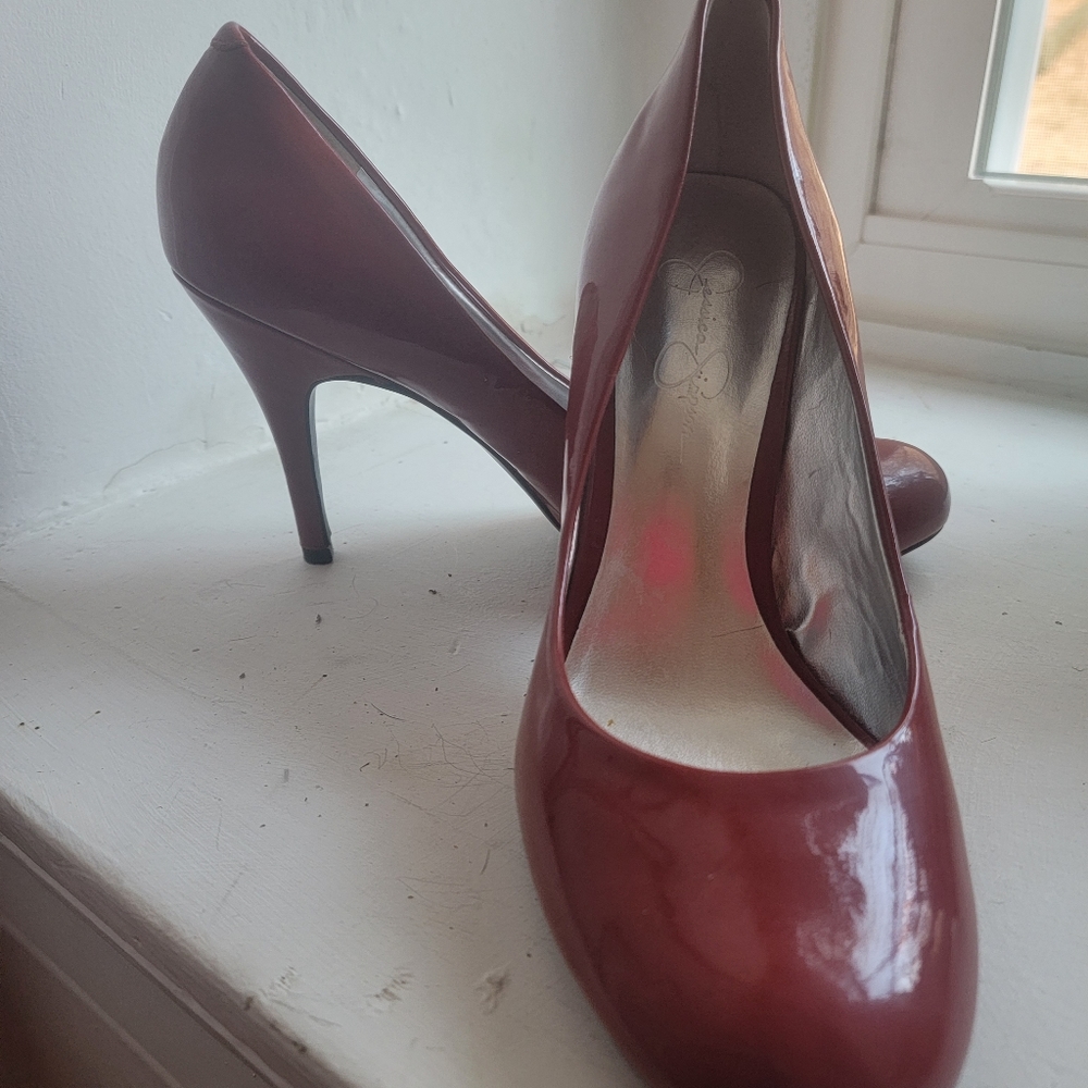 JESSICA SIMPSON Red Patent Leather look pump. Size 9